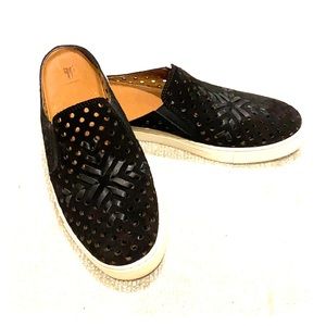 Frye Ivy Woven Perf Mule in Black